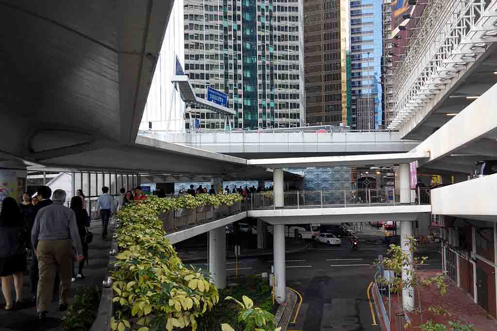 Hong-Kong-Central-Mid-Levels-escalator.jpg